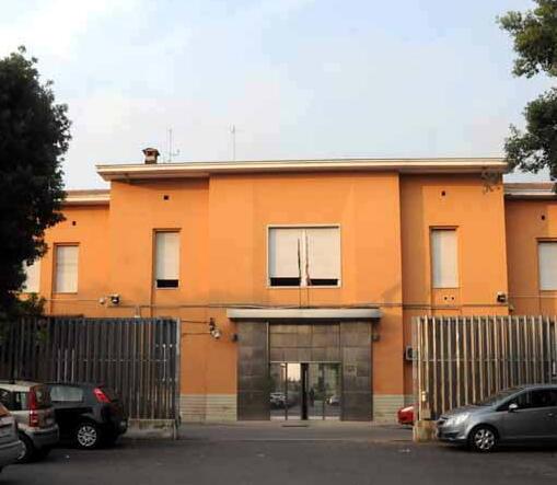 Massa, un detenuto aggredisce un educatore: pugni e calci durante il colloquio
