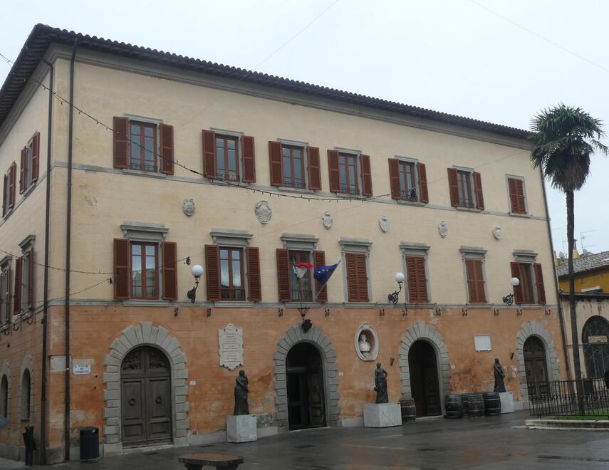 Orbetello, il sindaco: «Pronti a querelare chi ci offende». È bufera sulla delibera di giunta