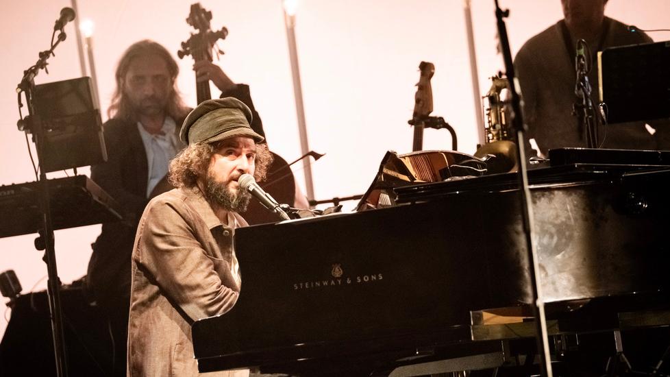 Vinicio Capossela in concerto al teatro Valli
