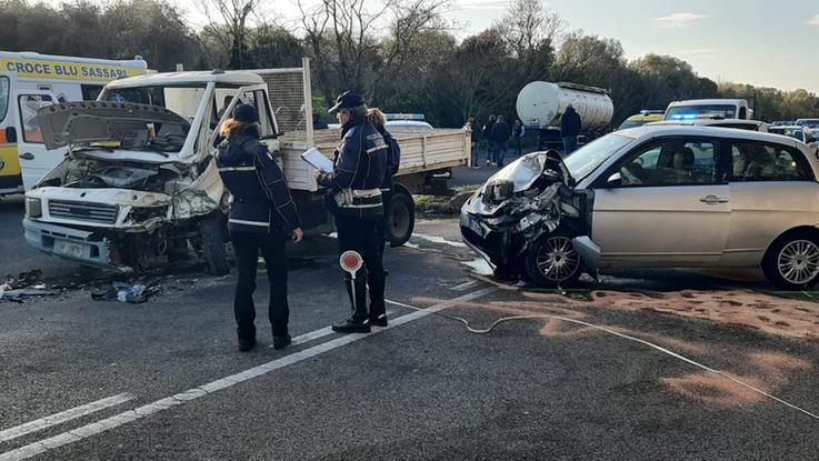Auto contro camion sulla Sassari-Sorso, quattro feriti e traffico in tilt per un’ora