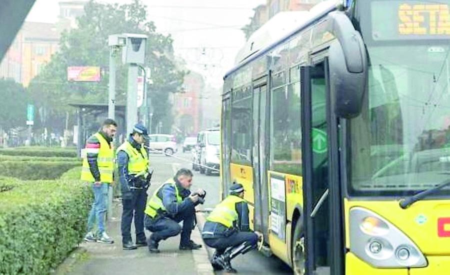 Modena, trascinato dal bus: muore dieci giorni dopo