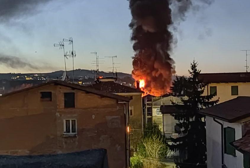 Sassuolo, incendio all’ex frantoio: «C’è amianto, dovete pulire»