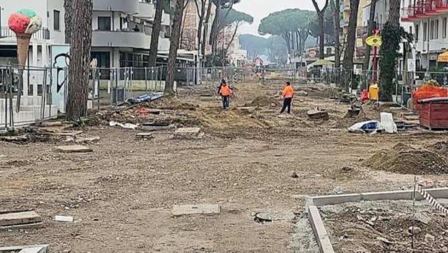 Lido Estensi, viale Querce ostaggio del cantiere: «Lavori finiti a giugno»