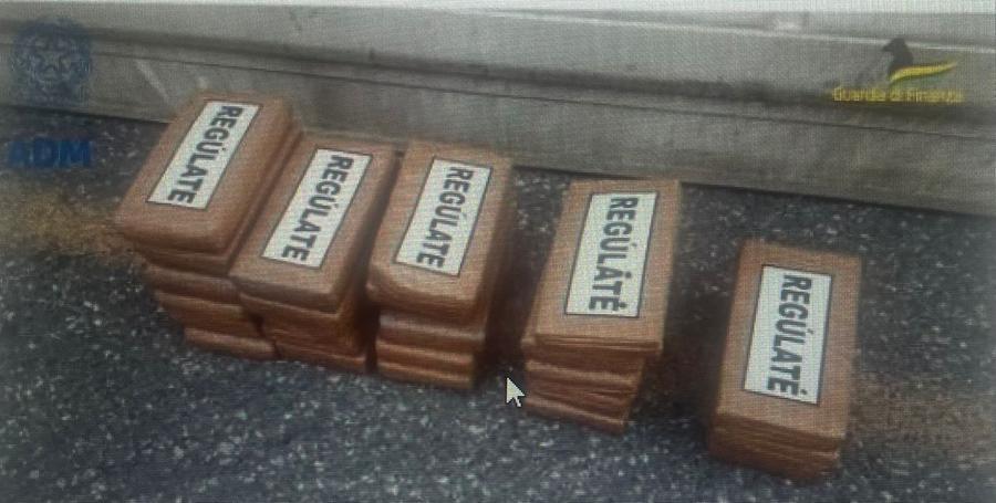 Livorno, sequestrati 27 chili di cocaina: erano nascosti tra le banane di un container stoccato all’Interporto