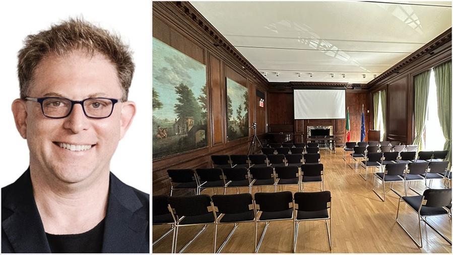 Brett Littman e una delle sale all'interno dell'Istituto italiano di cultura a New York