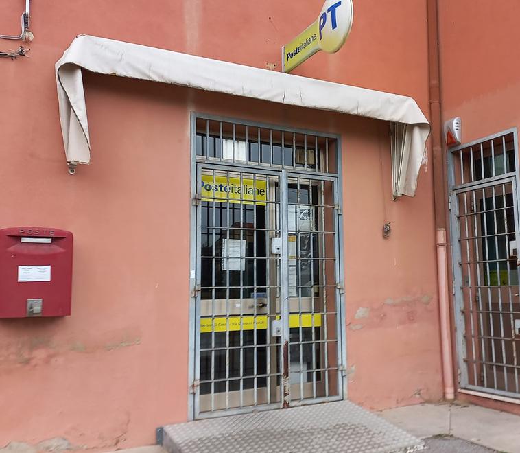 Alberone, ufficio postale chiuso: «Disagi a non finire e il paese così muore»