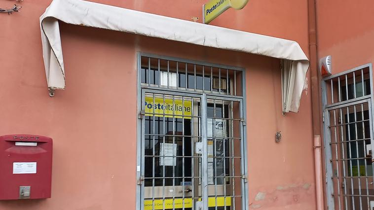 Alberone, ufficio postale chiuso: «Disagi a non finire e il paese così muore»