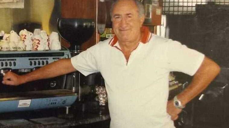 
	Enrico Grillo dietro al bancone del bar all&rsquo;interno del circolo Fantozzi

