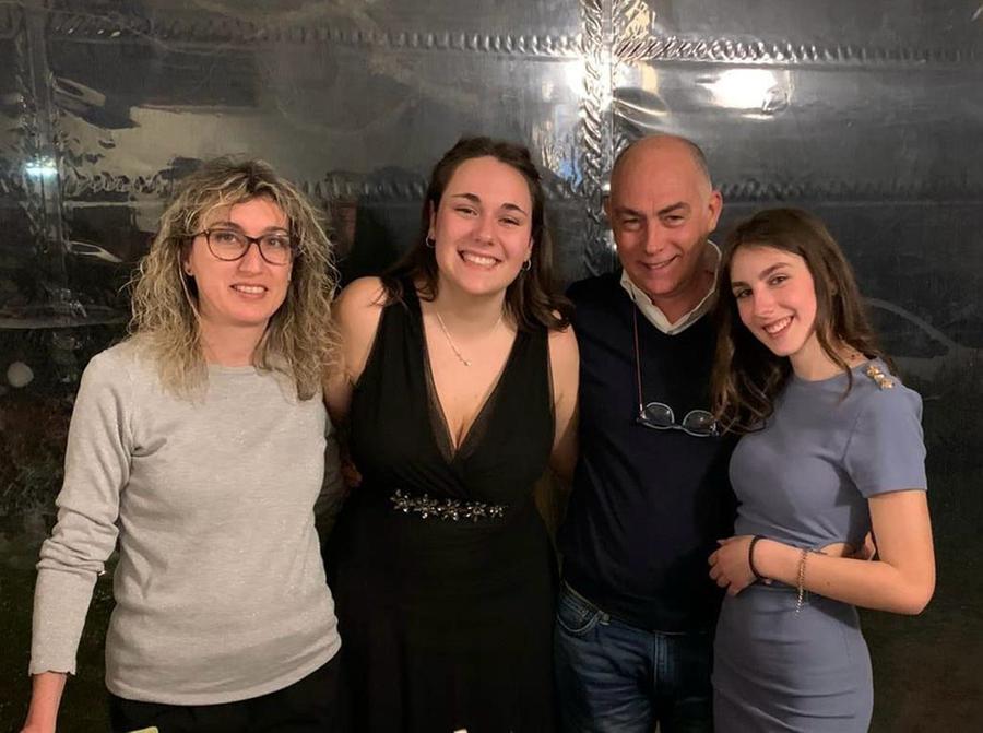 
	Sara e Giulia insieme ai genitori, Luana Citi e Stefano Mallogi

