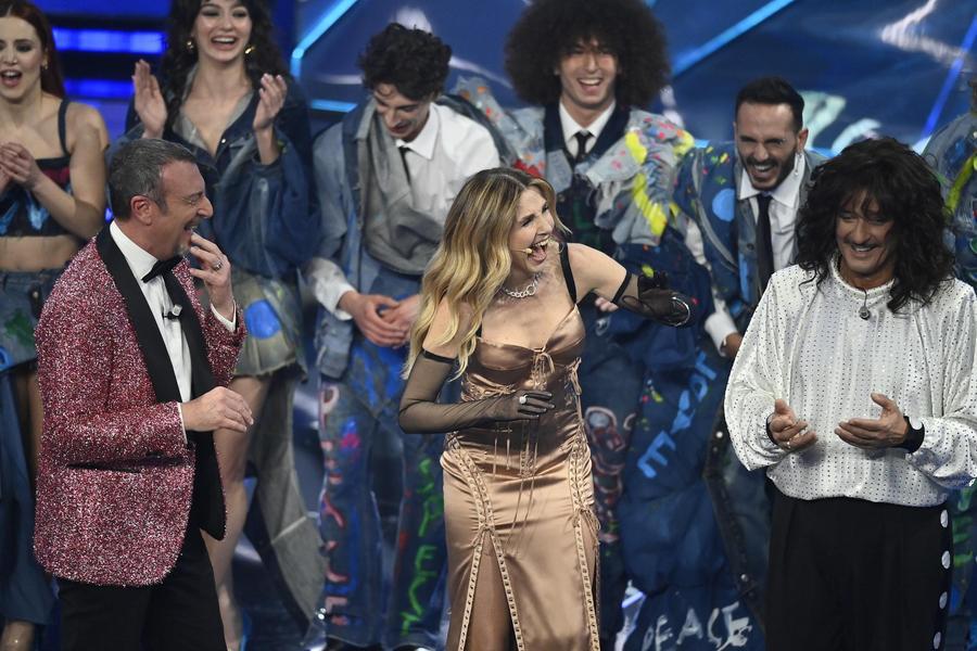 
	Lorella Cuccarini sul palco dell'Ariston

