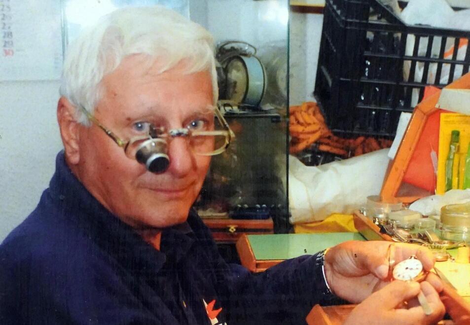 Oreste Vaglini nel suo laboratorio qualche anno fa (Foto di Franco Silvi)