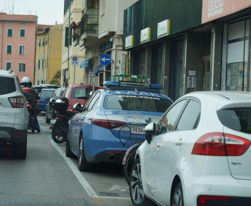 La volante della polizia ieri sugli Scali degli Olandesi (Foto di Franco Silvi)