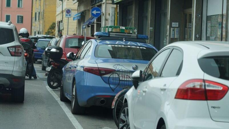 La volante della polizia ieri sugli Scali degli Olandesi (Foto di Franco Silvi)