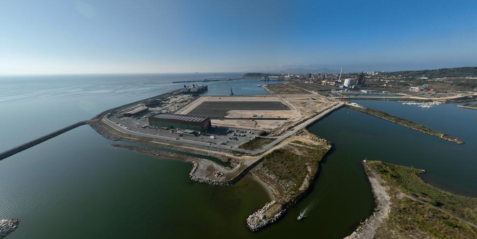 Una veduta delle aree a ridosso delle nuove banchine del porto di Piombino in corso di sistemazione