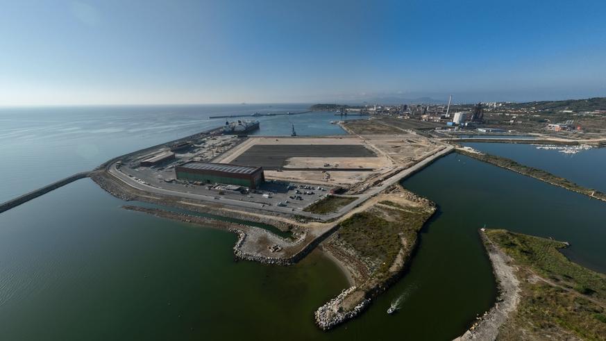 Una veduta delle aree a ridosso delle nuove banchine del porto di Piombino in corso di sistemazione