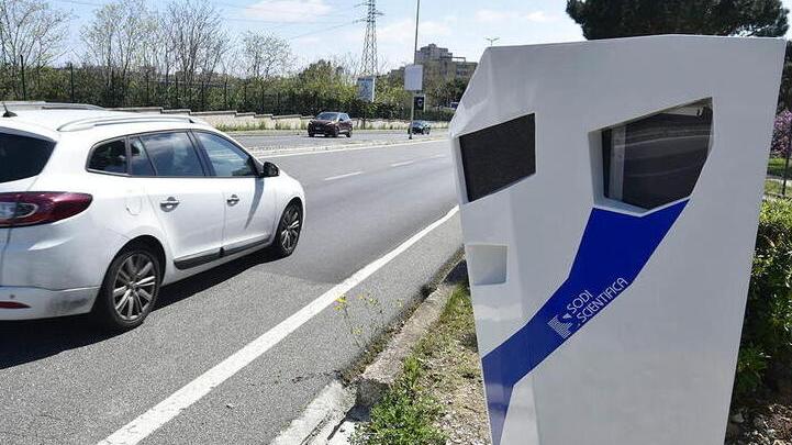 Un autovelox installato su una strada regionale per il controllo della velocità (foto d’archivio)
