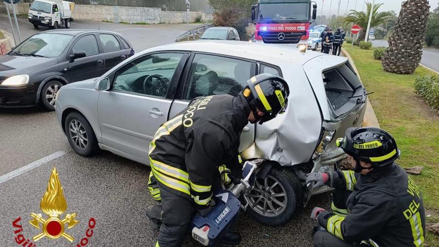 Sassari, auto finisce fuori strada in via Budapest