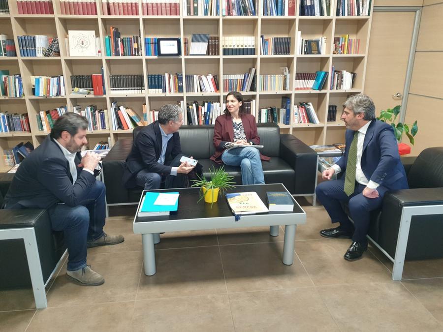 La segretaria del Pd Elly Schlein in visita alla Nuova Sardegna