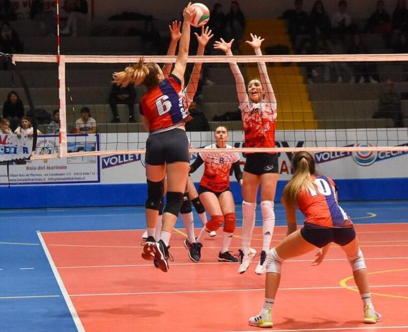 Un’azione delle ragazze della Baia del Marinaio Volley Cecina (foto Marco Vedovi)