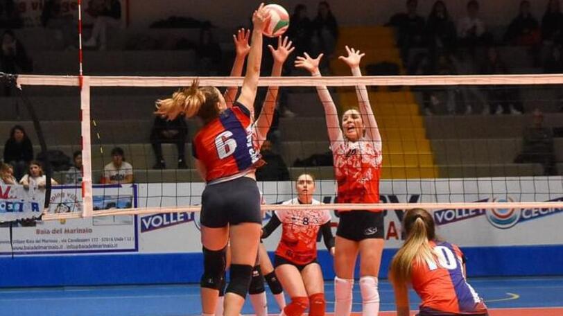 Un’azione delle ragazze della Baia del Marinaio Volley Cecina (foto Marco Vedovi)