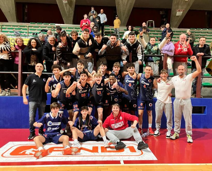 La festa dei cestisti under 17 del Dragons Etrusca