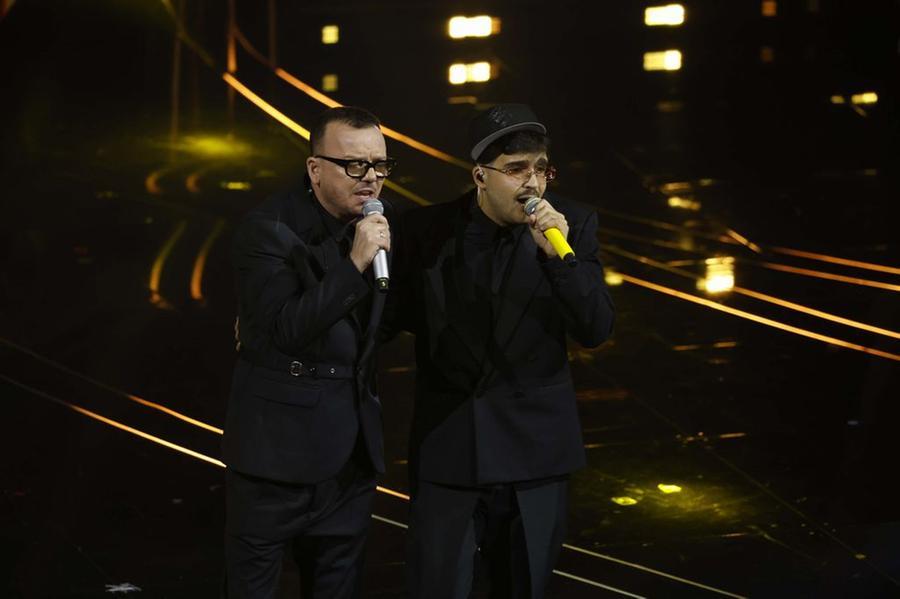 Sanremo, fischi a Geolier. La vocal coach: «Ha una voce da baritono incredibile»