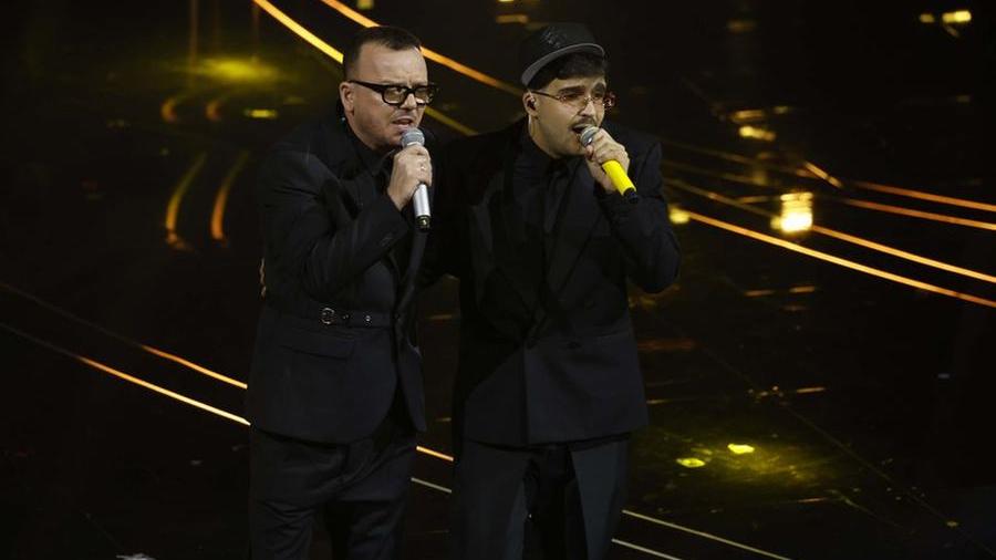 Sanremo, fischi a Geolier. La vocal coach: «Ha una voce da baritono incredibile»