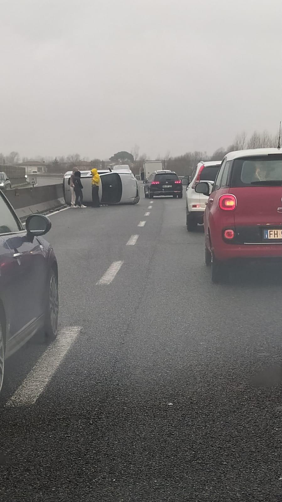 Pontedera, auto si ribalta lungo la Fi-Pi-Li: ferito il conducente