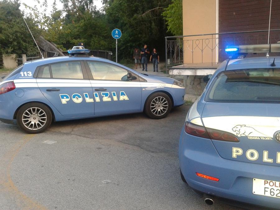 Livorno, tentarono di rubare nel negozio di via Grande mordendo un cliente: identificati due 13enni