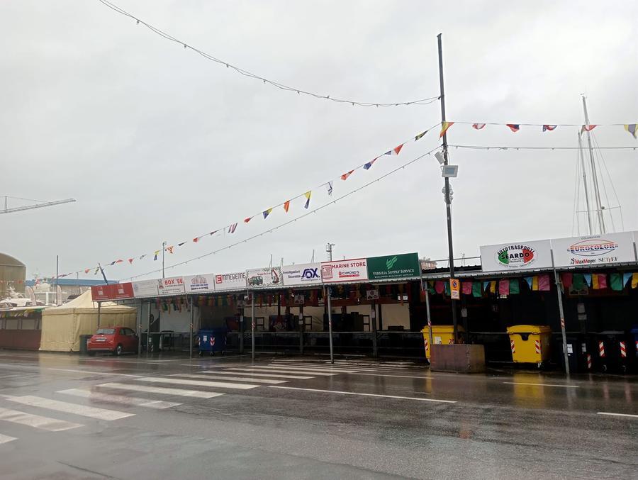 
	In via Coppino, nel cuore della Darsena viareggina, gli stand del CarnevalDarsena chiusi per il 10 febbraio

