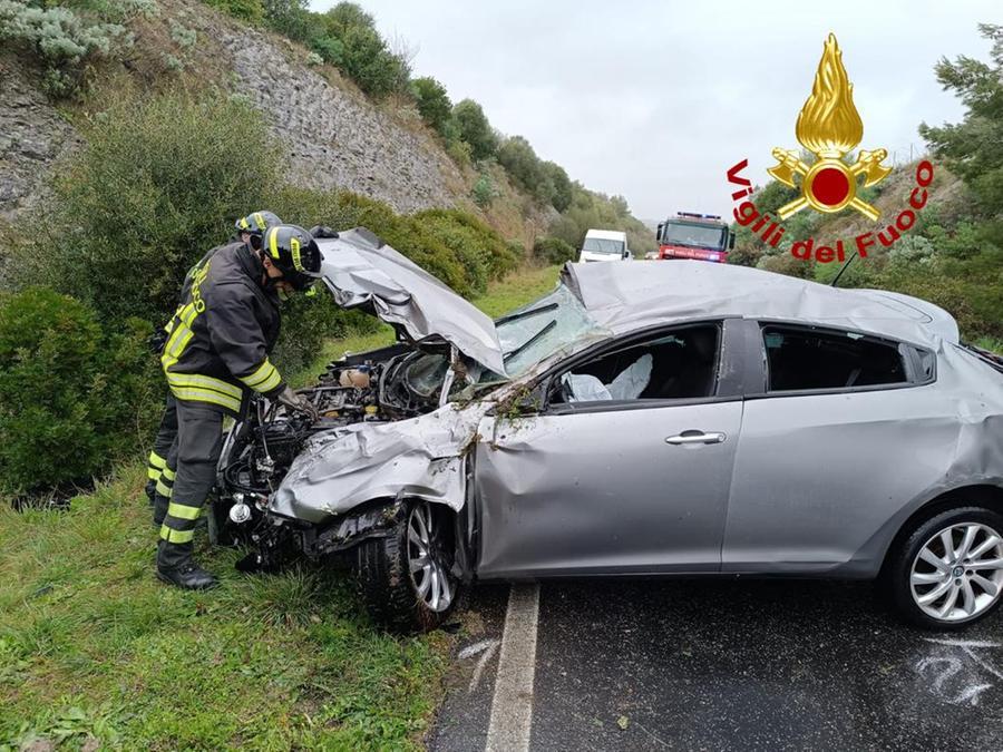 Un’auto fuori strada all’ingresso di Ittiri