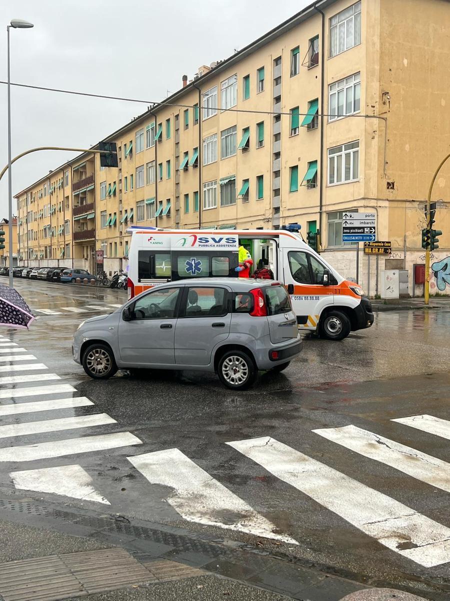 Auto contro scooter in via delle Sorgenti, soccorse due 16enni: una è grave