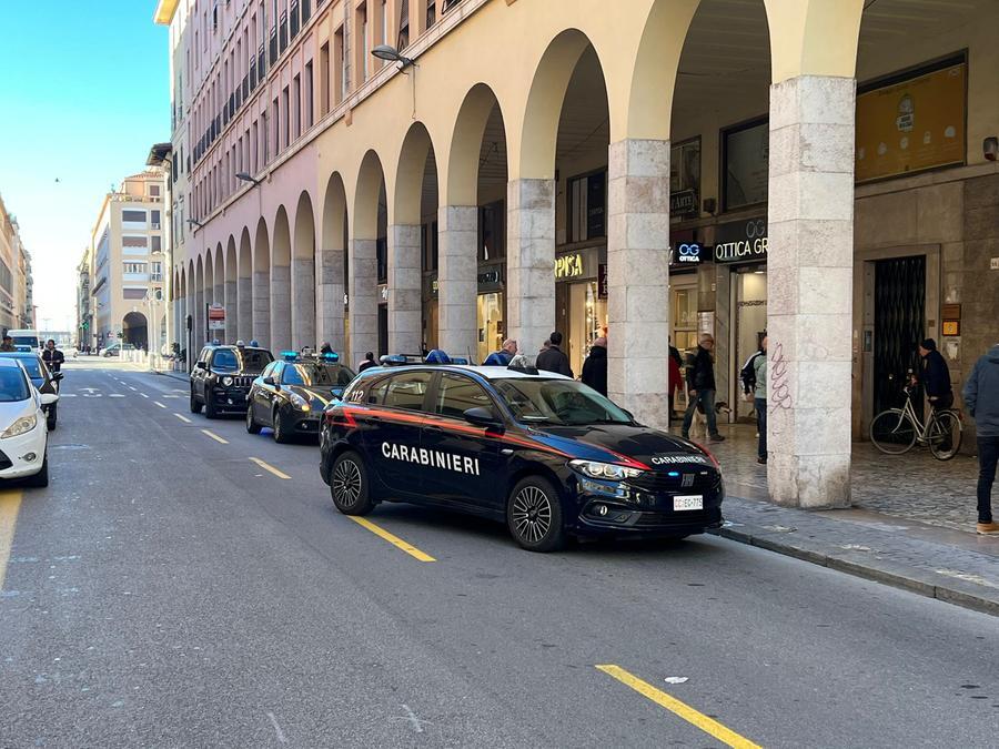 Livorno, caos in via Grande: in tre si picchiano e si lanciano i vasi del bar
