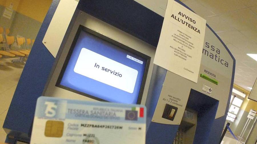 NUOVI TICKET
OSPEDALE CISANELLO: Una delle macchine (totem) di cassa utomatica per la riscossione dei ticket con in primo piano una tessera sanitaria