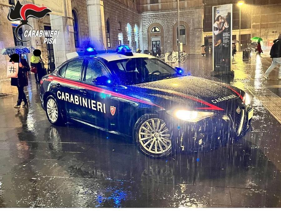 Pisa, ha malore in auto: due carabinieri si fermano e gli salvano la vita col massaggio cardiaco
