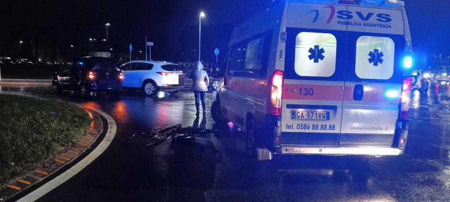 Livorno, scontro tra auto e bici in via degli Etruschi: ferito rider 23enne