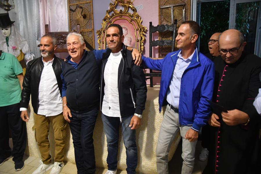 
	Al centro della foto Fabrizio Manca, componidori del gremio dei falegnami

