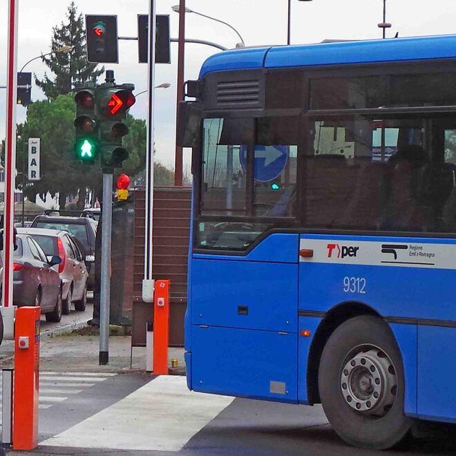 Dosso, studente fuma sul bus e l’autista si ferma: «Così disagi per tutti»
