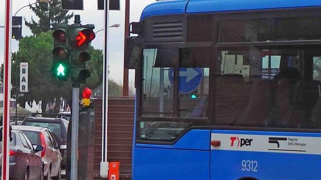 Dosso, studente fuma sul bus e l’autista si ferma: «Così disagi per tutti»