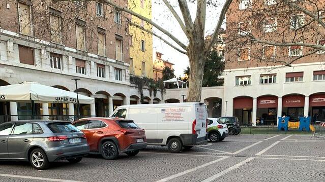 Modena, auto lasciate ovunque e degrado: Piazza Matteotti “vietata” ai bimbi<br type="_moz" />
