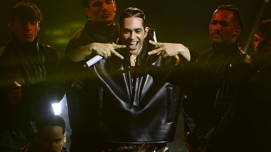 Ovazione all’Ariston per “Tuta gold” e Mahmood lancia l’appello: «Viva le differenze e la libertà di pensiero»