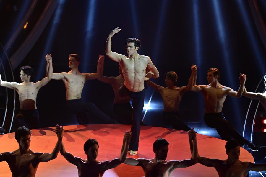 Roberto Bolle incanta l’Ariston sul “Bolero”: «La mia missione è fare conoscere danza»