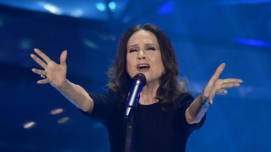 Gigliola Cinquetti emoziona Sanremo con “Non ho l’età”