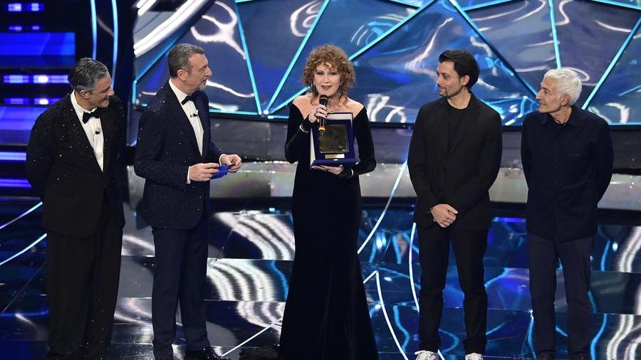 Sanremo 2024, a Fiorella Mannoia il premio per il miglior testo