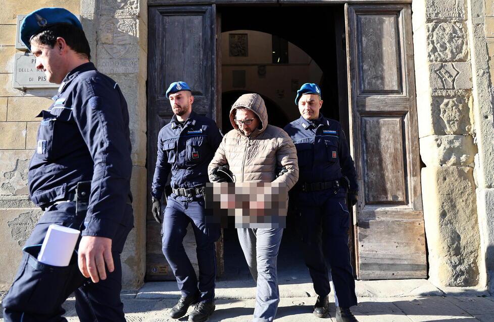 Nella foto Daniele Maiorino mentre viene scortato fuori dal tribunale di Pistoia (foto Nucci)