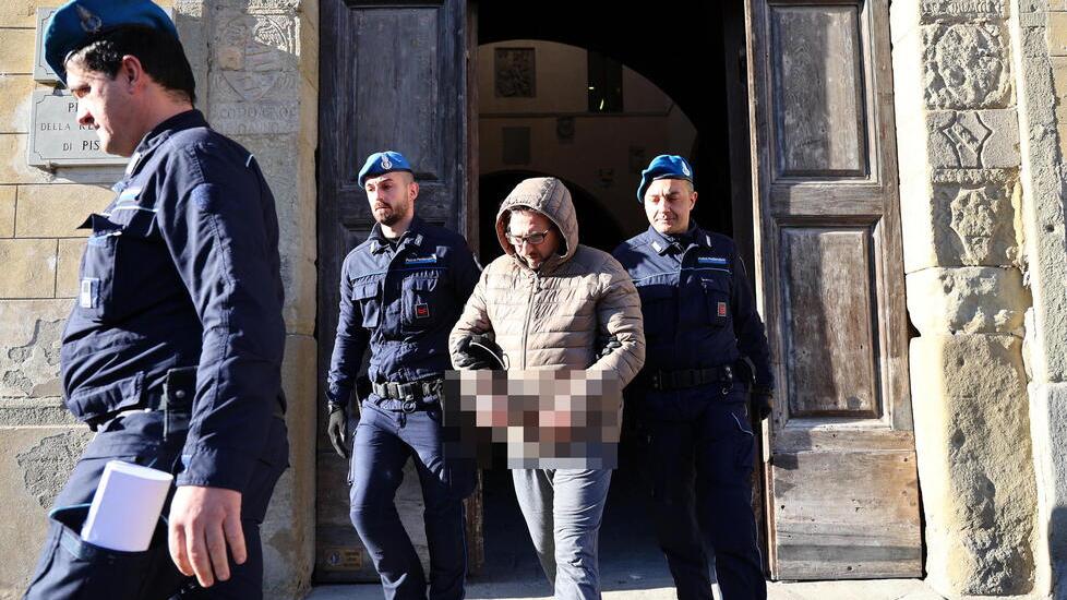 Nella foto Daniele Maiorino mentre viene scortato fuori dal tribunale di Pistoia (foto Nucci)