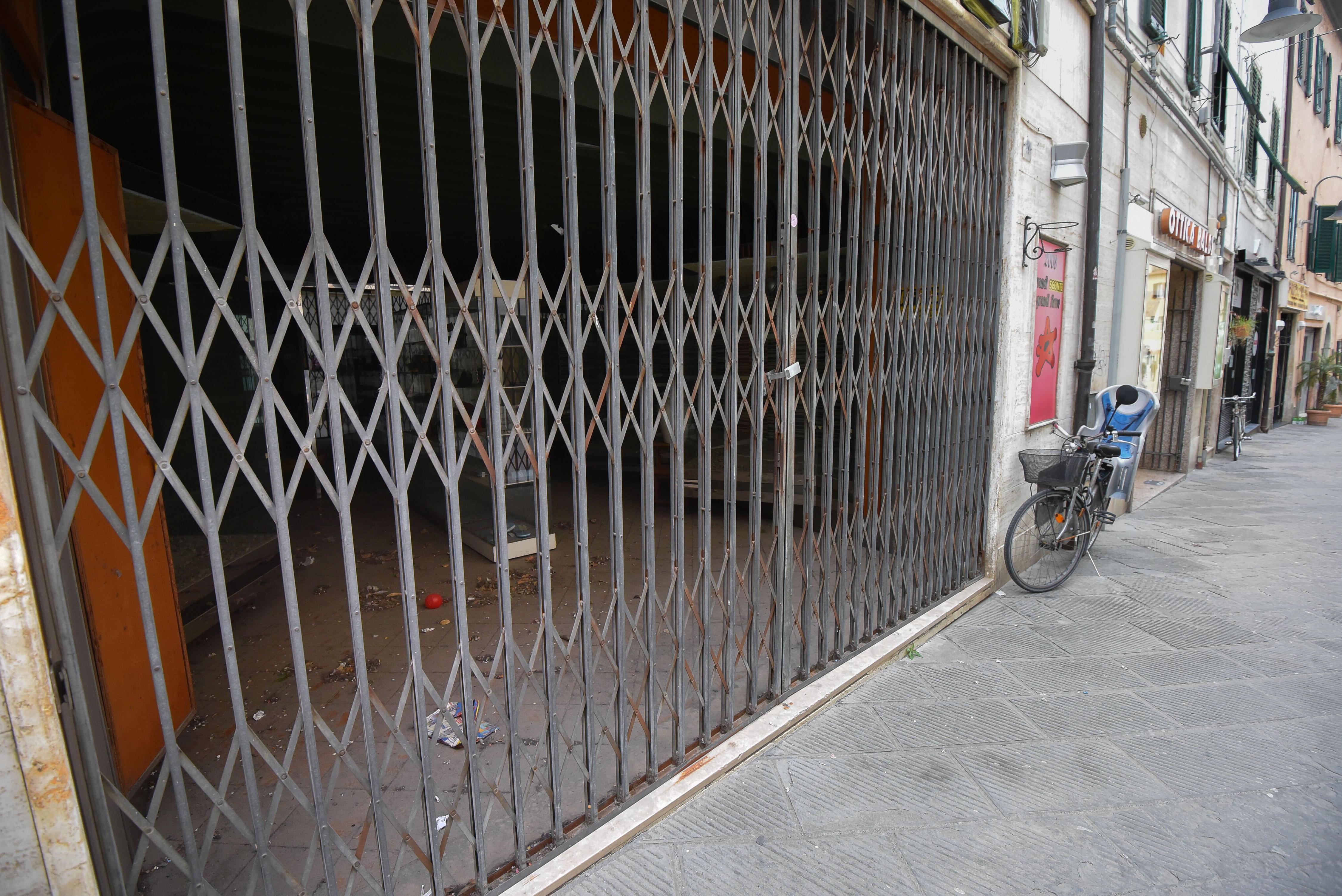 Le insegne spente sono il fallimento dell’intera società