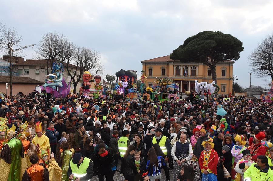 Rinviato il Carnevale di Pietrasanta, la pioggia fa paura
