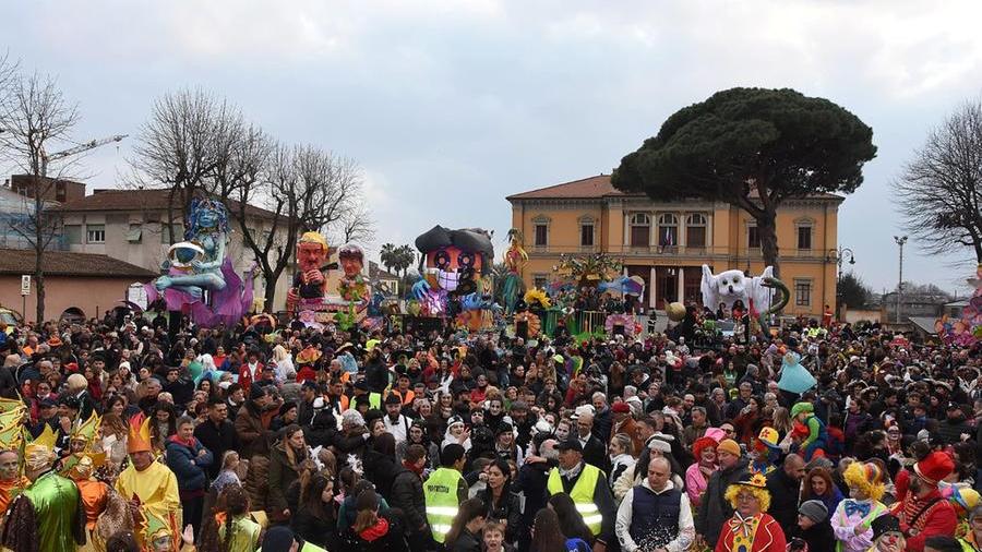 Rinviato il Carnevale di Pietrasanta, la pioggia fa paura