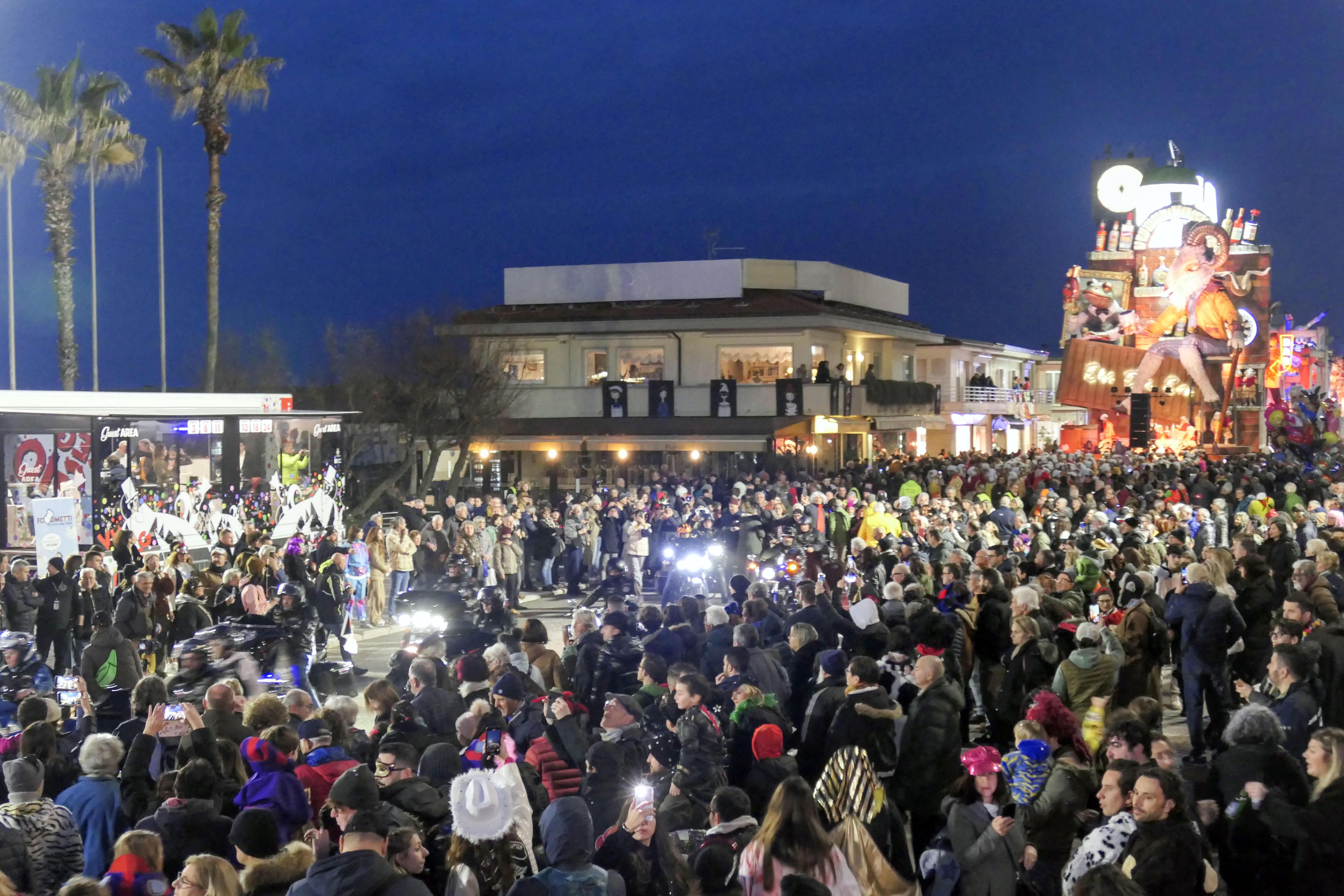 Carnevale Viareggio, confermata la sfilata di domenica 11 febbraio anche con il rischio piogge – Video